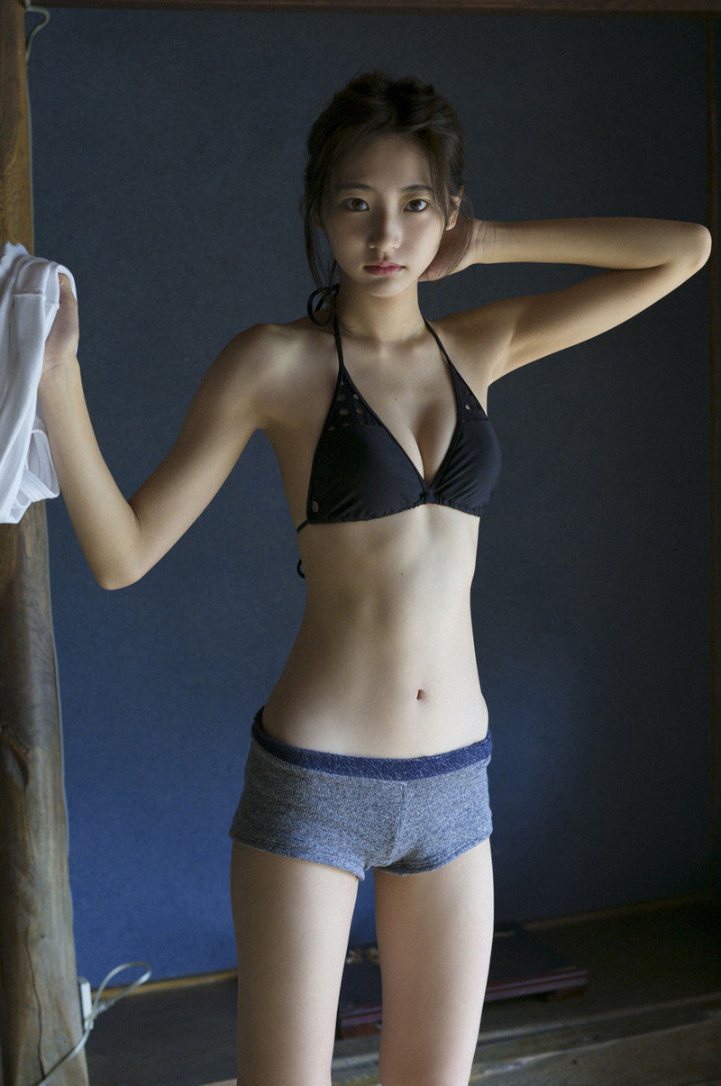 スレンダーJKモデル武田玲奈(18)の細い腰がエロい！くびれと美脚がたまりませんね【エロ画像】
