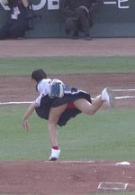 STU48瀧野由美子(20)の豪快な赤色パンチラ始球式が抜けるｗｗ【エロ画像】