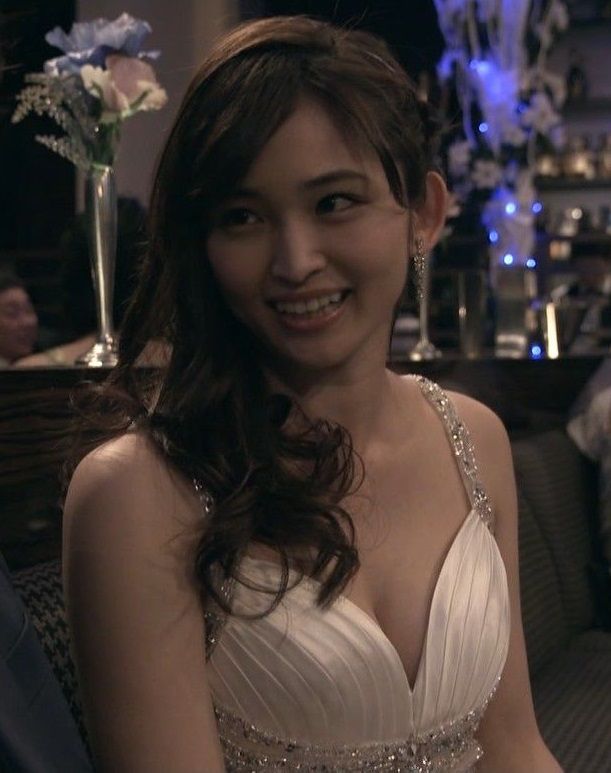 岡本玲(23)がキャバ嬢役で谷間披露ｗｗｗ玲ちゃんに抱きつく松也が許せんｗｗｗ【エロ画像】