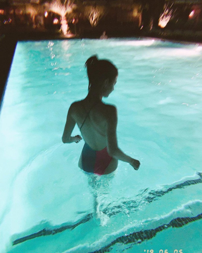 マギー(27)のナイトプールの水着ショットがエロいｗｗ【エロ画像】
