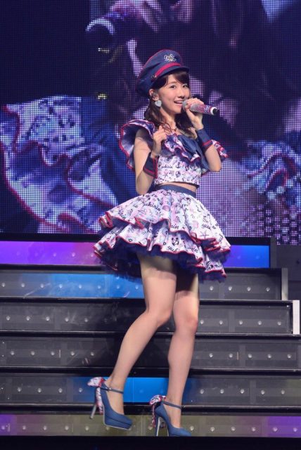 AKB48柏木由紀(25)腹チラミニスカ衣装でコンサート！もうヌキリンでしかないんだから指原みたいに水着でヤレよｗｗ【エロ画像】