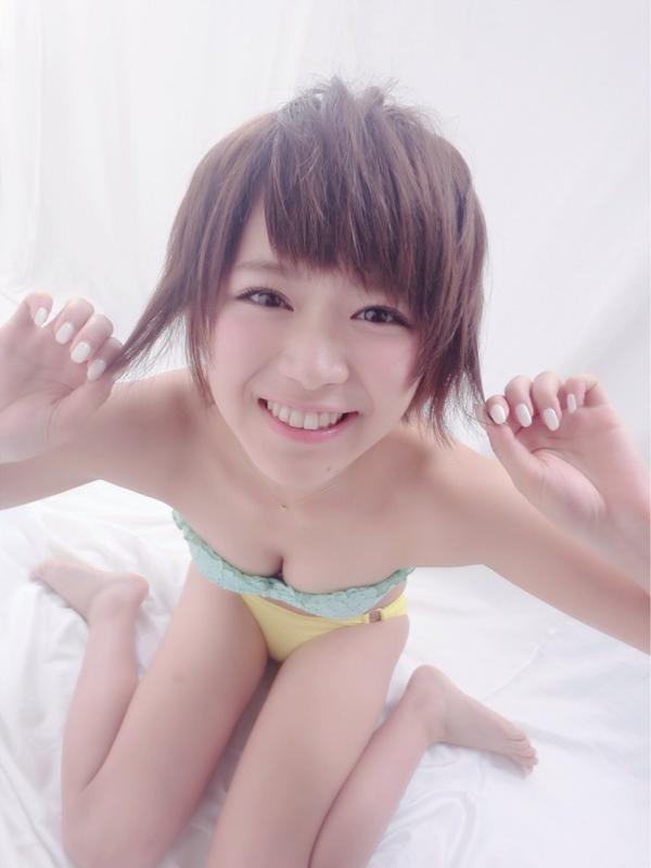 SKE48山内鈴蘭(22)ﾄﾞMであざとい娘の胸チラや疑似フェラがぐうシコｗｗ【エロ画像】