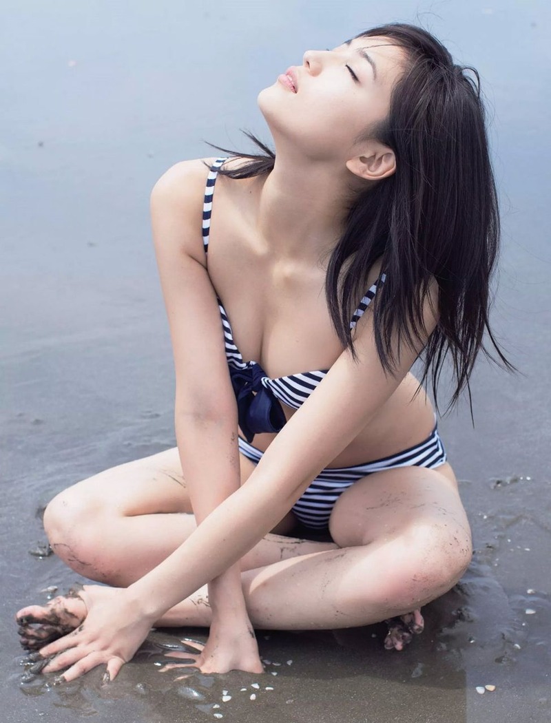 女優・川口春奈(19)が最新水着でドスケベボディ披露ｗｗｗ太ももデカ尻エロ過ぎシコタｗｗｗ【エロ画像】