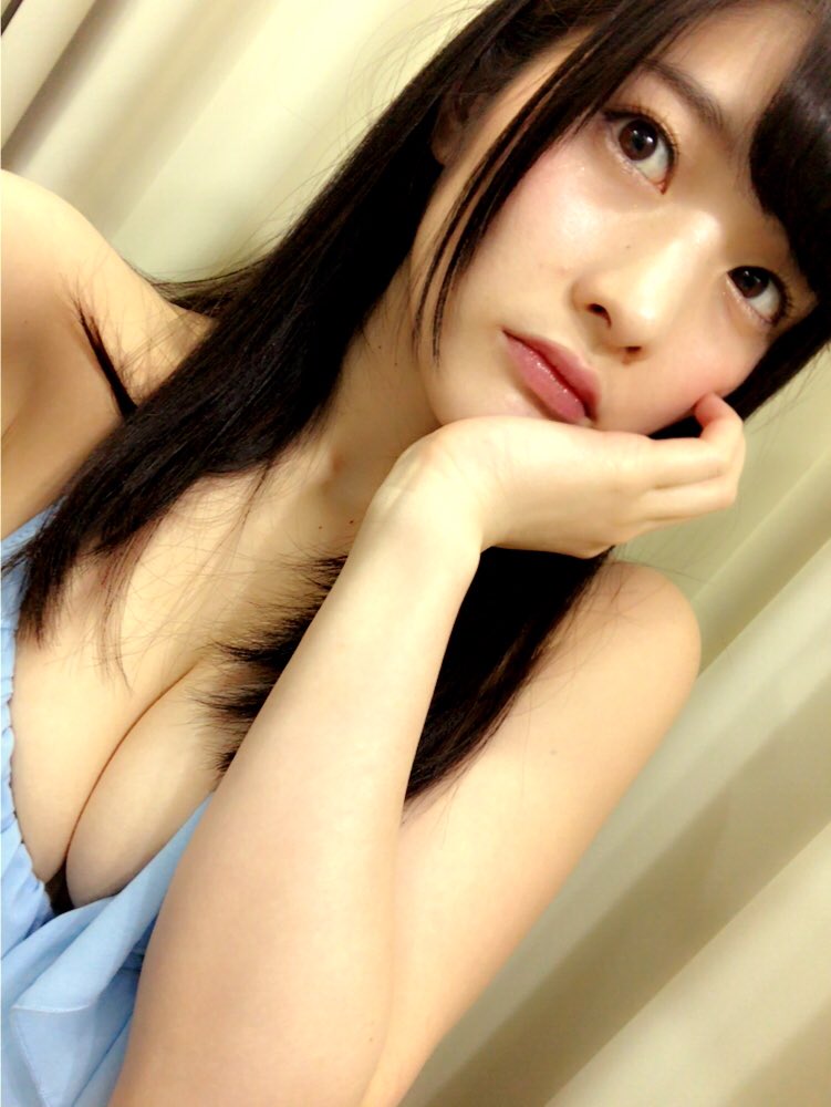 仮面女子・神谷えりな(25)の自画撮りGカップ胸チラがぐうシコｗｗ【エロ画像】