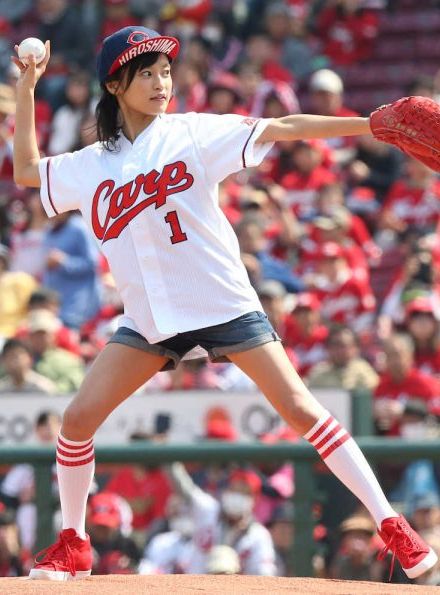 小島瑠璃子(23)生足太ももショーパンがエロかったこじるりの始球式エロ画像